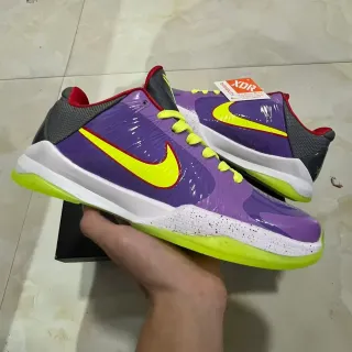 Nike 紫色黄色 光泽专利鞋面 活力 Swoosh 鞋带 篮球鞋
