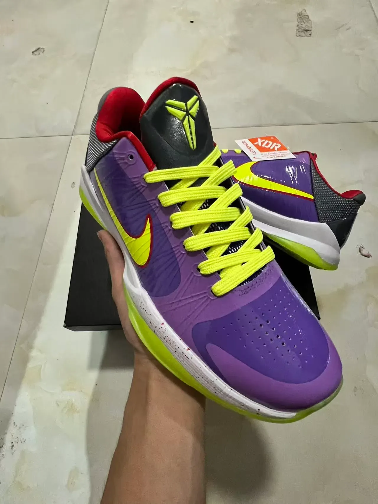 Nike Chaussures de Basketball Violet Jaune Brillantes Type Patent Avec Swoosh Vibrant et Lacets 2