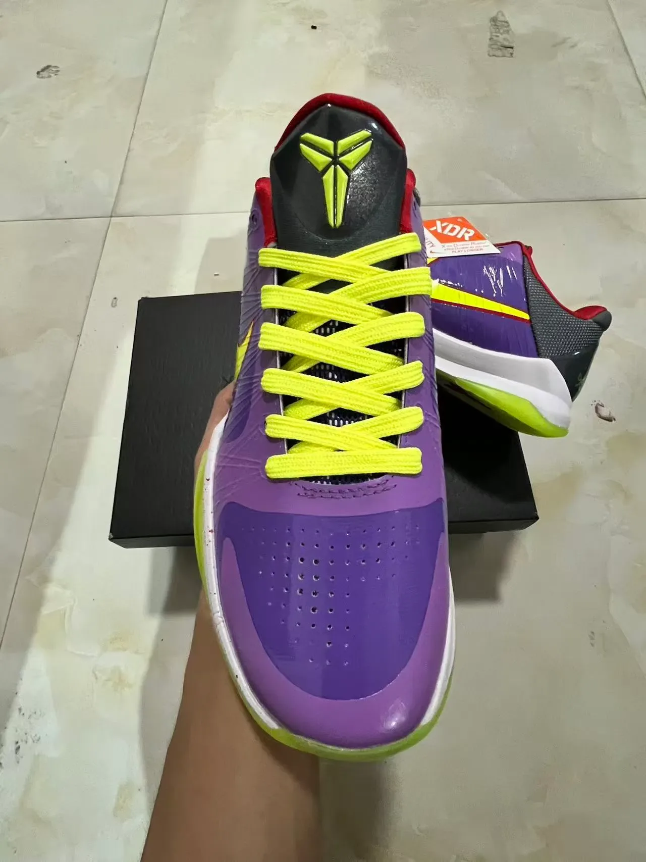 Nike Chaussures de Basketball Violet Jaune Brillantes Type Patent Avec Swoosh Vibrant et Lacets 3