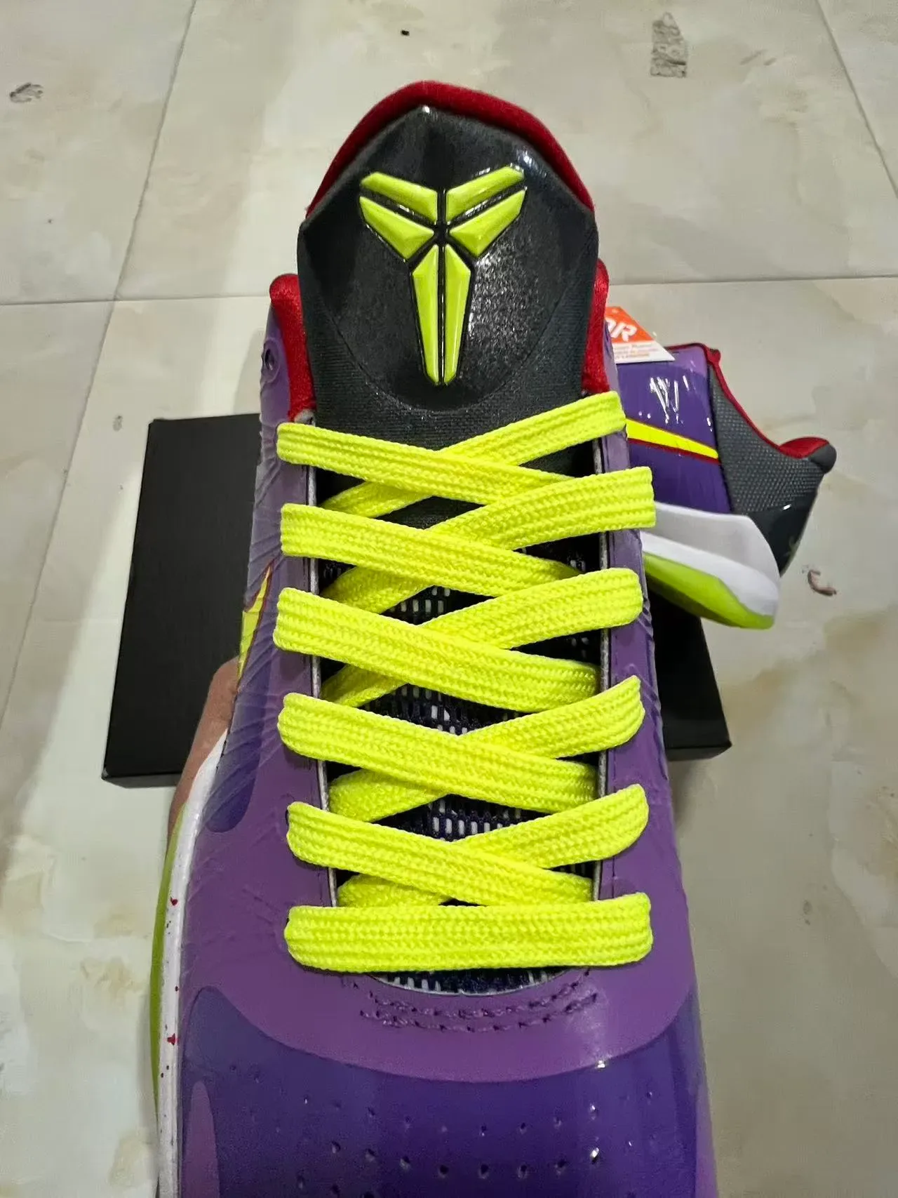 Nike Chaussures de Basketball Violet Jaune Brillantes Type Patent Avec Swoosh Vibrant et Lacets 4