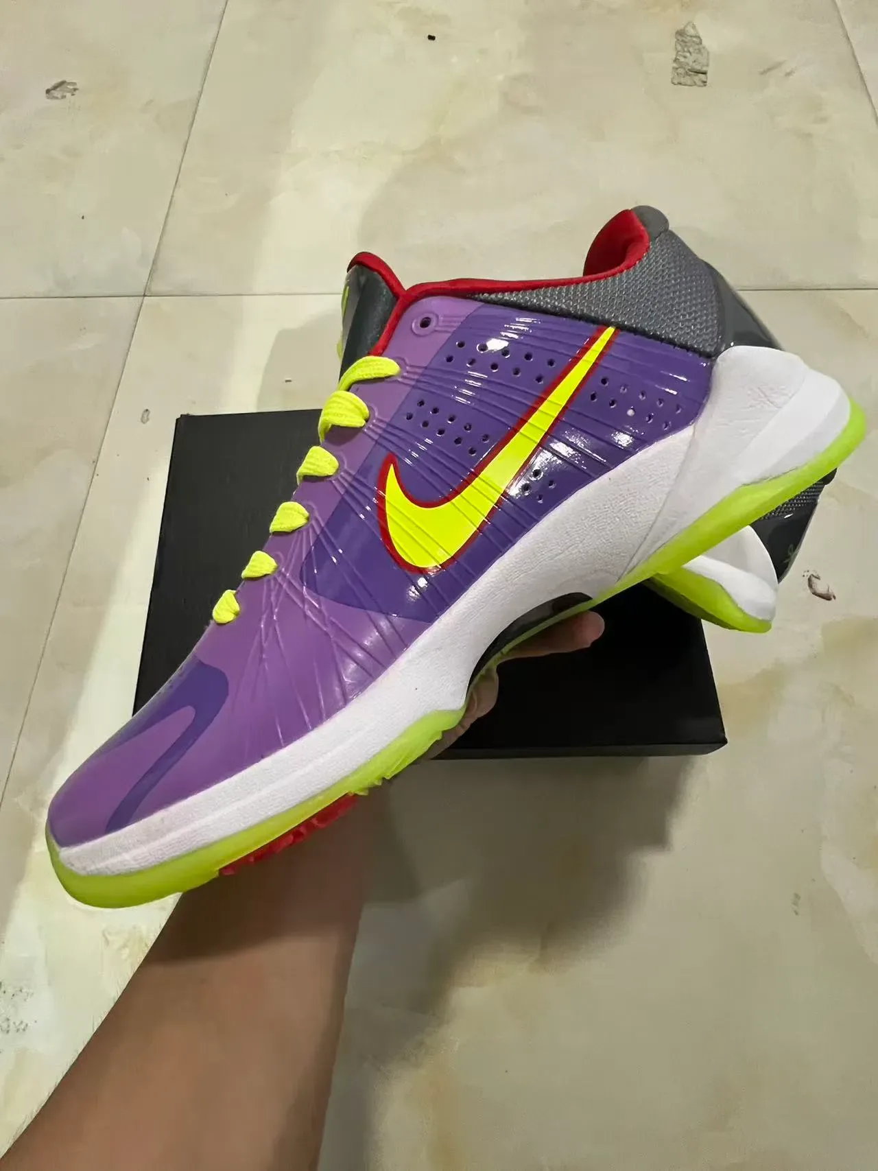 Nike Chaussures de Basketball Violet Jaune Brillantes Type Patent Avec Swoosh Vibrant et Lacets 5