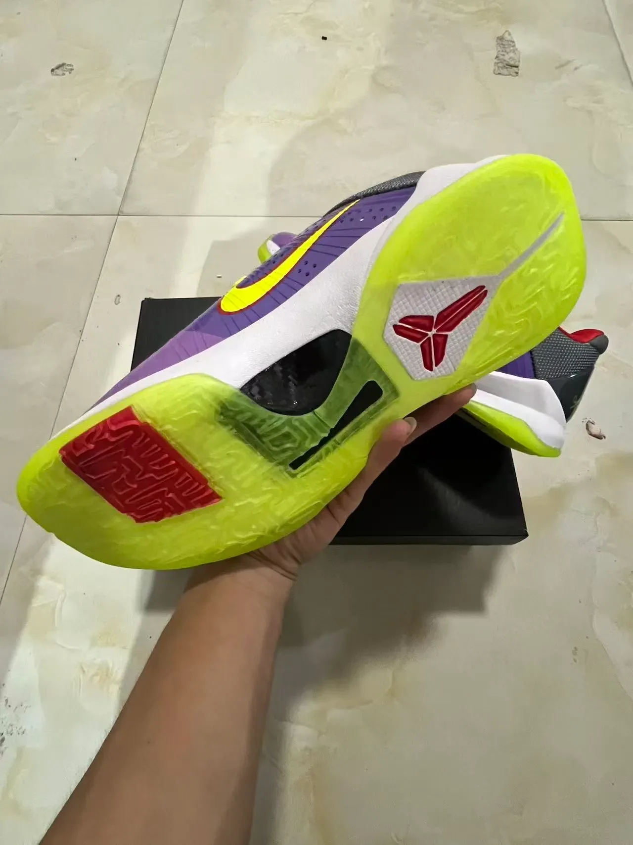 Nike Chaussures de Basketball Violet Jaune Brillantes Type Patent Avec Swoosh Vibrant et Lacets 6