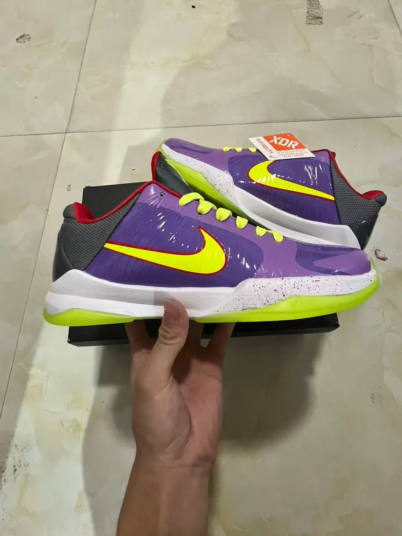 Nike Chaussures de Basketball Violet Jaune Brillantes Type Patent Avec Swoosh Vibrant et Lacets 7