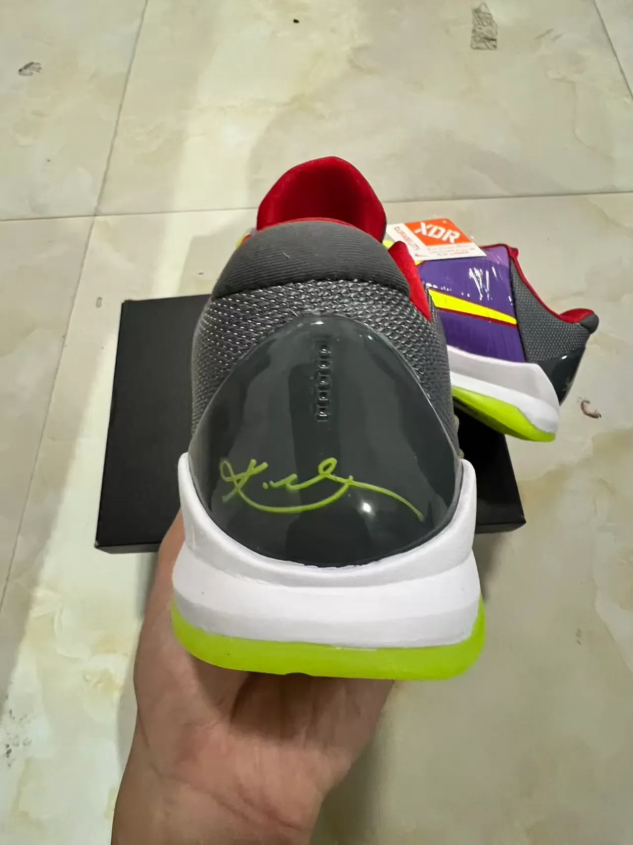 Nike Chaussures de Basketball Violet Jaune Brillantes Type Patent Avec Swoosh Vibrant et Lacets 8
