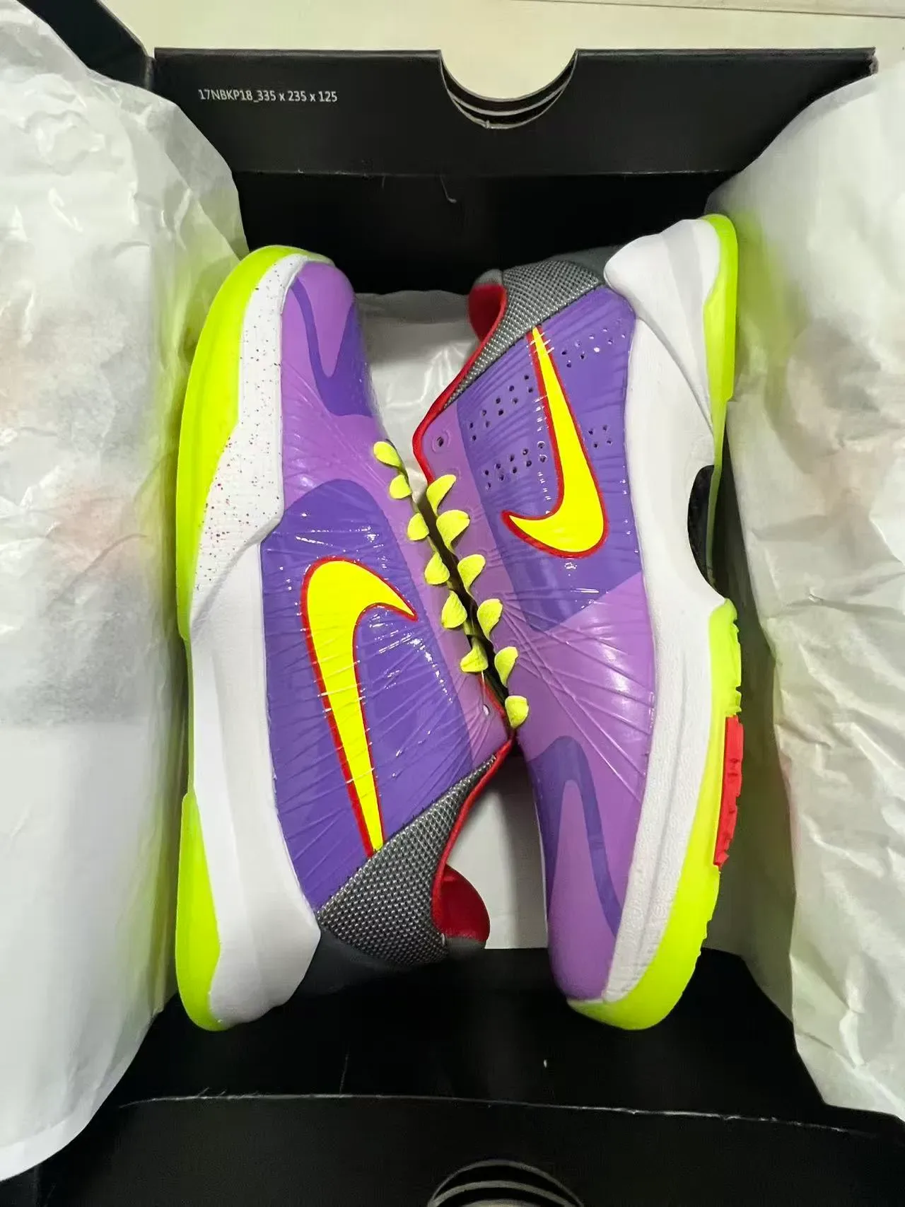 Nike Chaussures de Basketball Violet Jaune Brillantes Type Patent Avec Swoosh Vibrant et Lacets 9