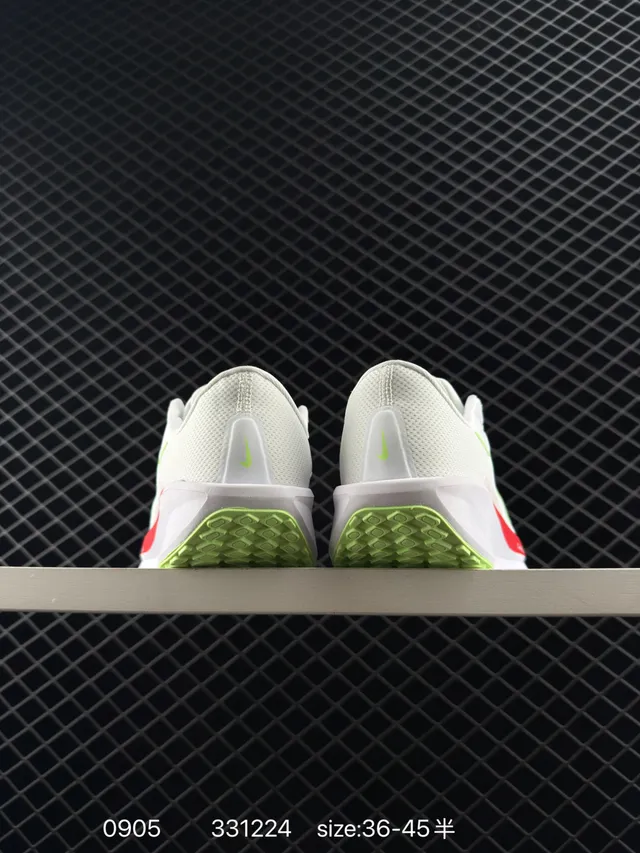 Nike Quest 6 Zapatos de correr blancos y verdes con malla superior transpirable correa en la mediafoot con superposición 4