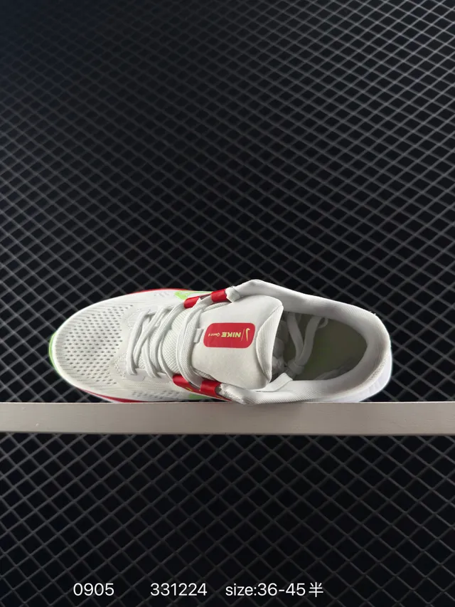 Nike Quest 6 Zapatos de correr blancos y verdes con malla superior transpirable correa en la mediafoot con superposición 5