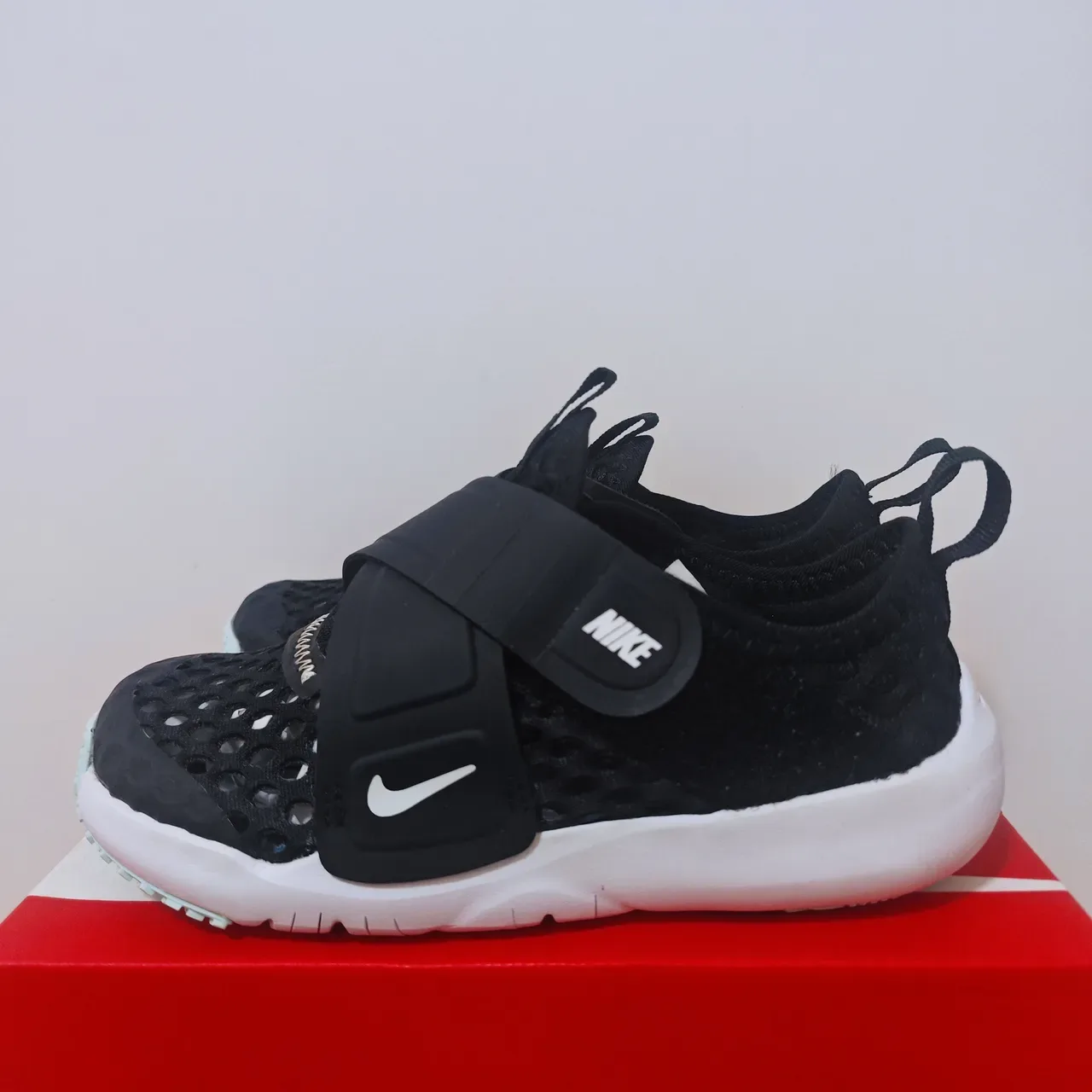 Nike Run All Day White Multicolor Laceless Hook-and-Loop Strap Perforated Mesh Upper Lifestyle Sneakers 3
