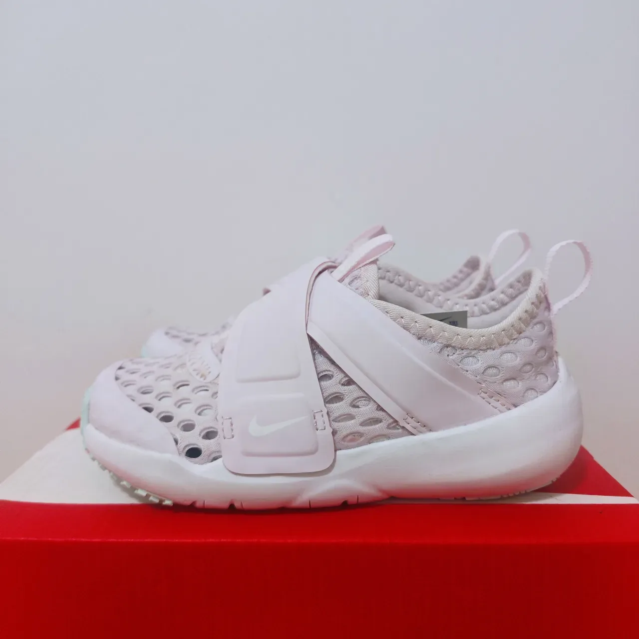 Nike Run All Day White Multicolor Laceless Hook-and-Loop Strap Perforated Mesh Upper Lifestyle Sneakers 6