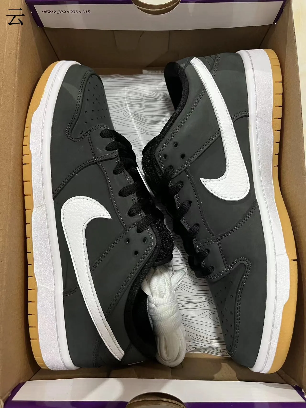 Nike SB Dunk Low أسود أبيض صمغ أحذية تزلج 9