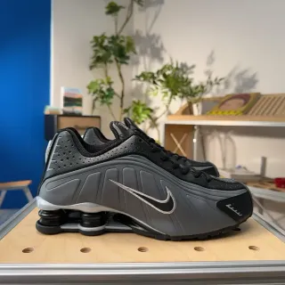 Nike Shox R4 कालो ধূসর লাইফস্টাইল স্নিকার