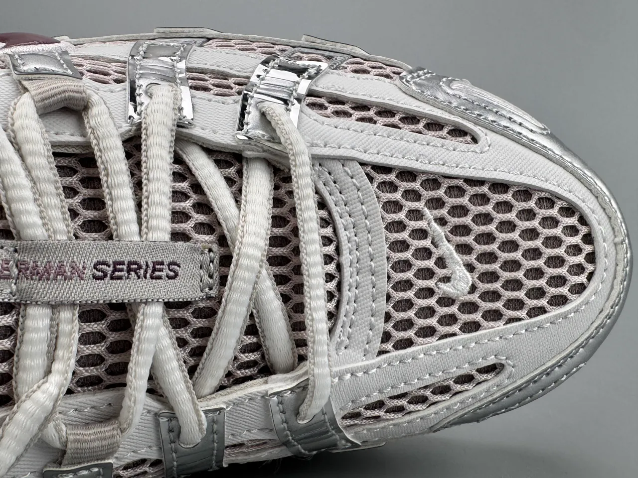 Nike Silver Burgundy Mesh And Synthetic Overlay Construction Metallic Accents Lifestyle Sneakers 2