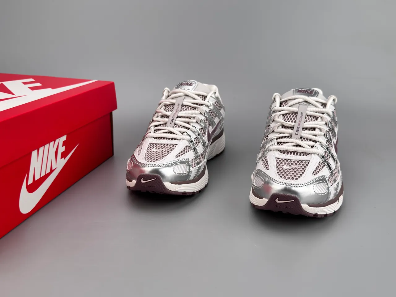 Nike Silver Burgundy Mesh And Synthetic Overlay Construction Metallic Accents Lifestyle Sneakers 3