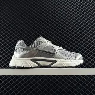 Nike V5 RNR Silver Black रिट्रो-इंस्पायर्ड मेश-एंड-सिंथेटिक अपर लाइफस्टाइल स्नीकर