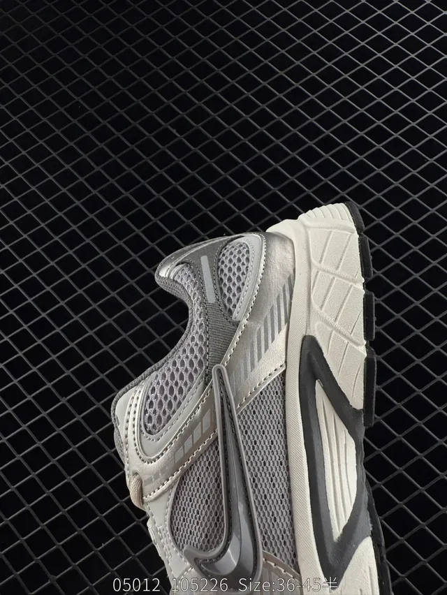 Nike V5 RNR Silver Black Retro-Inspired Mesh-and-Synthetic Upper Lifestyle Sneakers 3