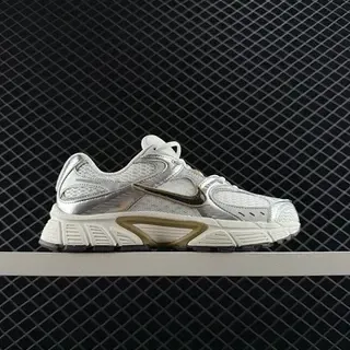 Nike V5 RNR चाँदी सोना धात्विक ऊपरी Swoosh लाइफस्टाइल स्नीकर