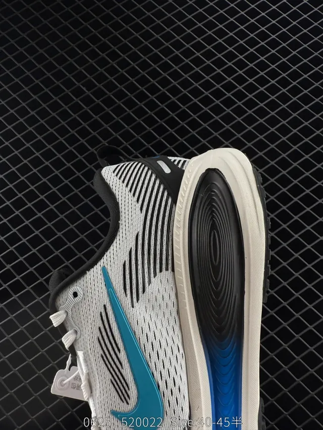 Nike VOMERO 18 White Blue Engineered Mesh Upper Wave-Patterned Midsole Running Shoes 3