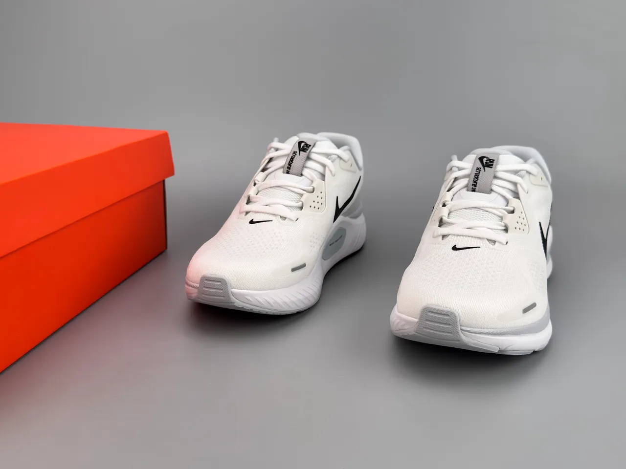 Nike White Black Engineered Mesh Upper Sculpted ReactX Midsole Running Shoes 5