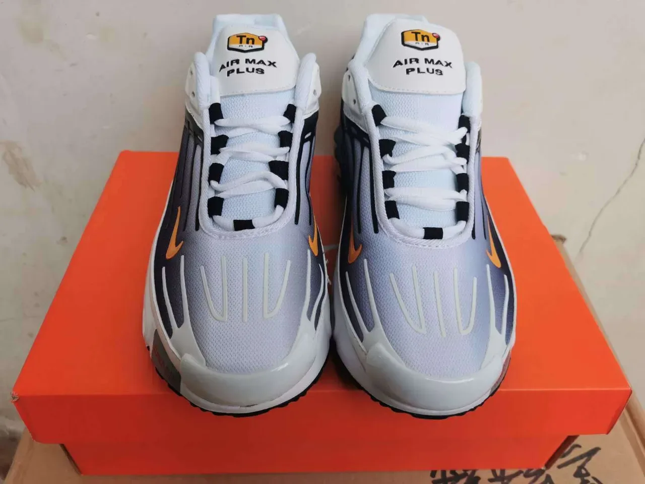Nike White Black Layered Synthetic Mesh And TPU Upper Visible Tuned Air Cushioning Lifestyle Sneakers 4