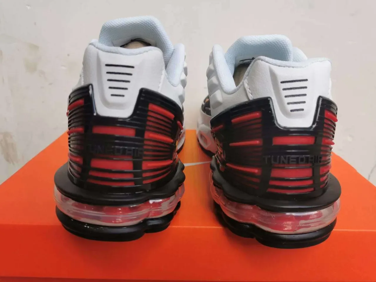 Nike White Black Layered Synthetic Mesh And TPU Upper Visible Tuned Air Cushioning Lifestyle Sneakers 5