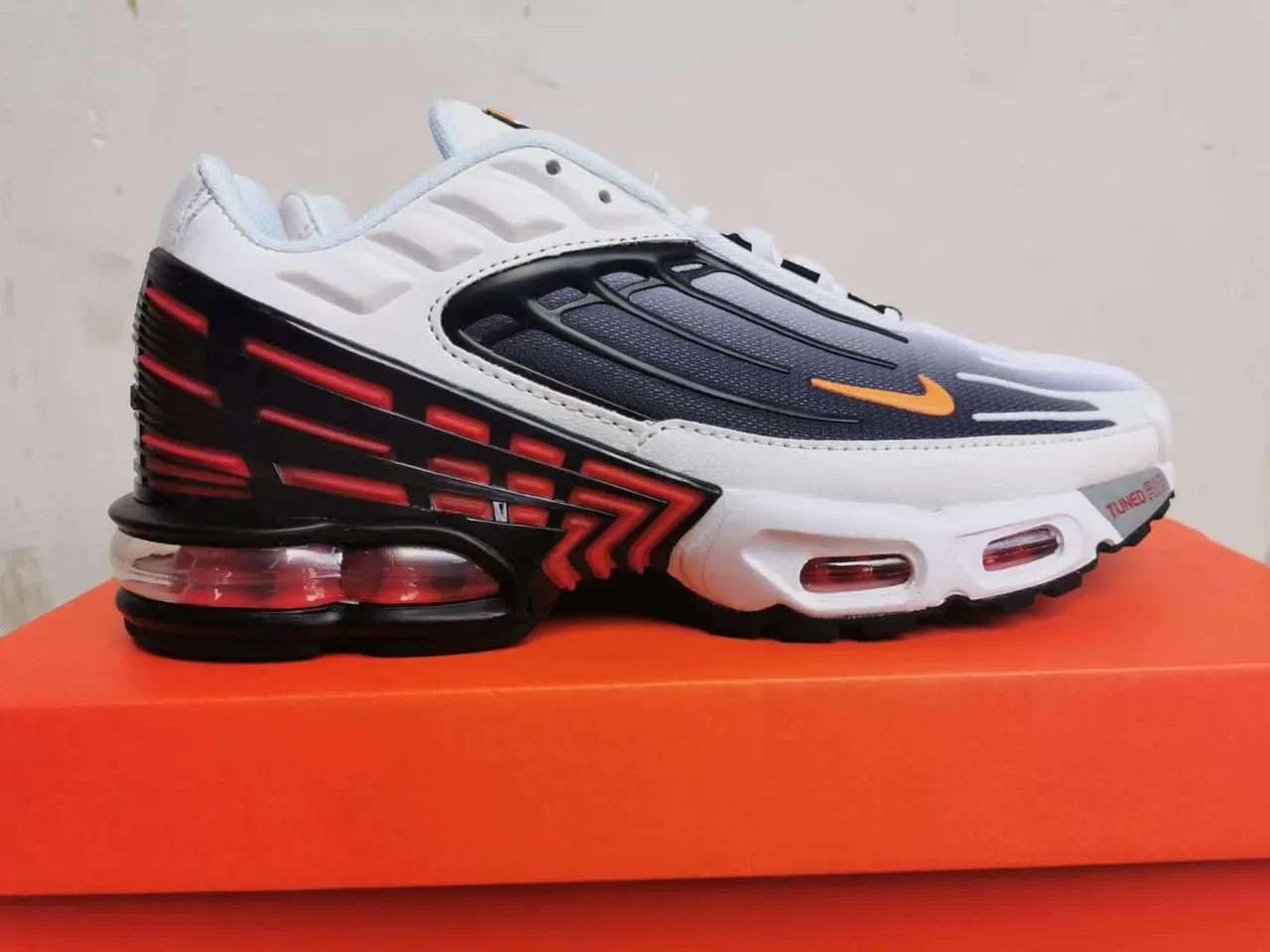 Nike White Black Layered Synthetic Mesh And TPU Upper Visible Tuned Air Cushioning Lifestyle Sneakers 6