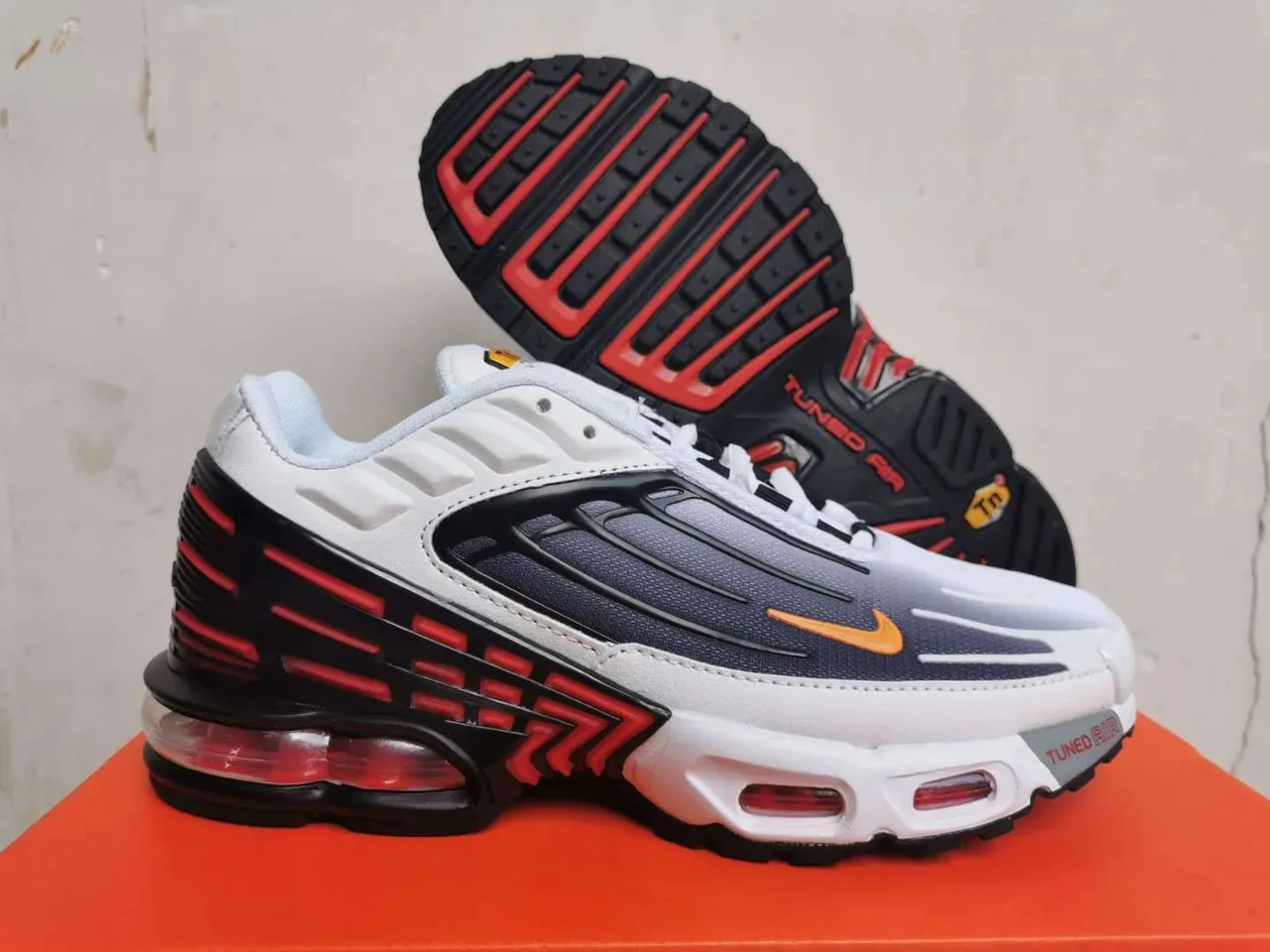 Nike White Black Layered Synthetic Mesh And TPU Upper Visible Tuned Air Cushioning Lifestyle Sneakers 7