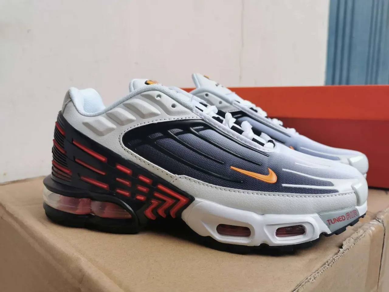Nike White Black Layered Synthetic Mesh And TPU Upper Visible Tuned Air Cushioning Lifestyle Sneakers 9
