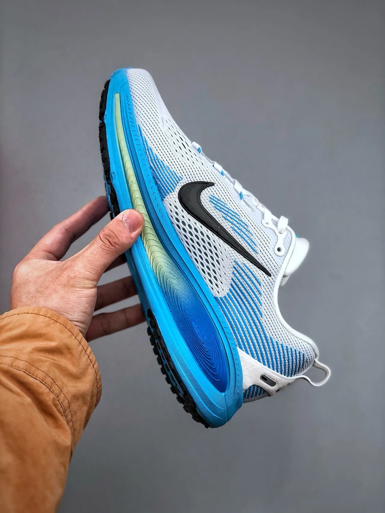 Nike White Blue Engineered Mesh Upper Gradient Midsole Running Shoes 2