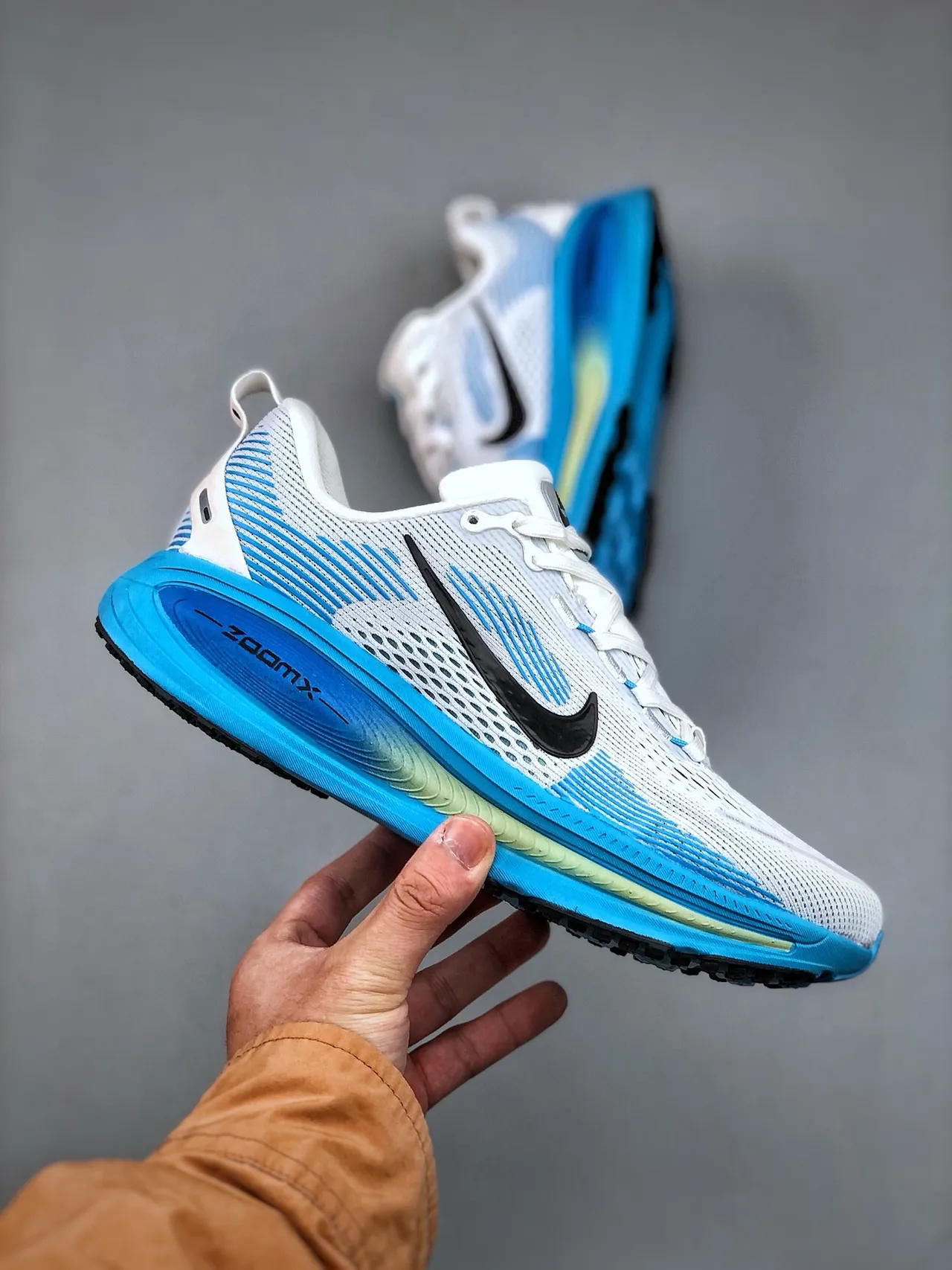 Nike White Blue Engineered Mesh Upper Gradient Midsole Running Shoes 4
