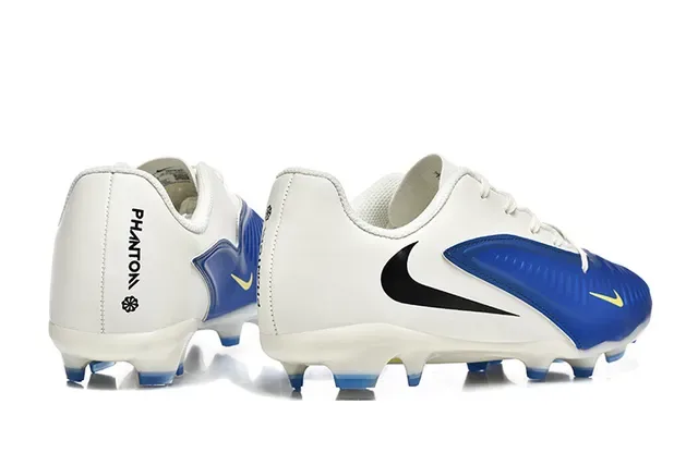 Nike Sapatos de futebol branco e azul low-cut com upper sintético com overlay ribeteado na ponta dianteira para superfície firme 5