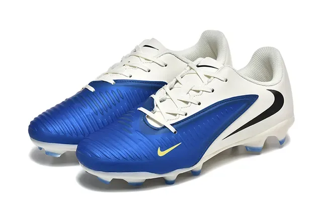 Nike Sapatos de futebol branco e azul low-cut com upper sintético com overlay ribeteado na ponta dianteira para superfície firme 8