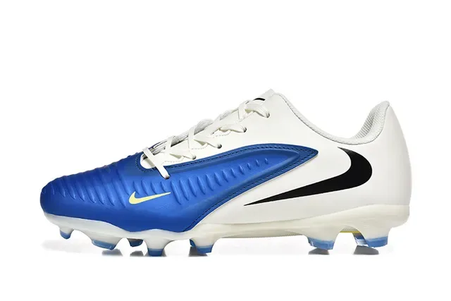 Nike Sapatos de futebol branco e azul low-cut com upper sintético com overlay ribeteado na ponta dianteira para superfície firme 10