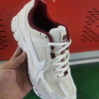 Nike أبيض بورجوندي متعدد الطبقات اصطناعي قفص مقصوص لوحة جانبية أحذية رياضية سميكة
