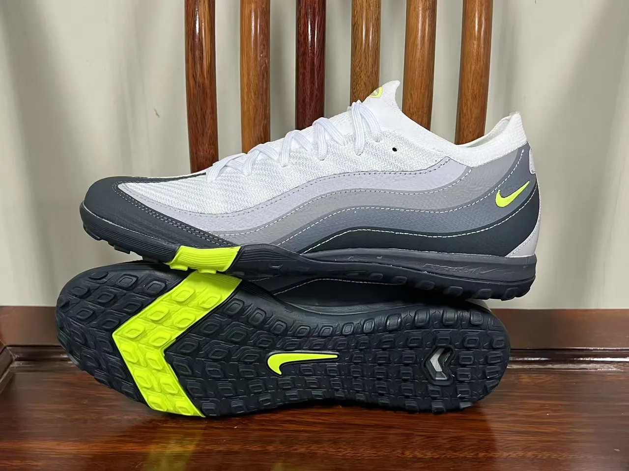 Nike Chaussures de football turf avec tige tricotée blanc et gris, panneaux de superposition synthétique 7