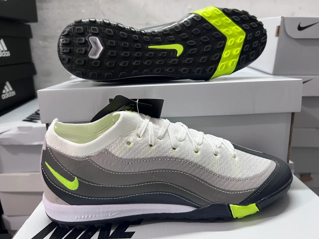 Nike Chaussures de football turf avec tige tricotée blanc et gris, panneaux de superposition synthétique 8