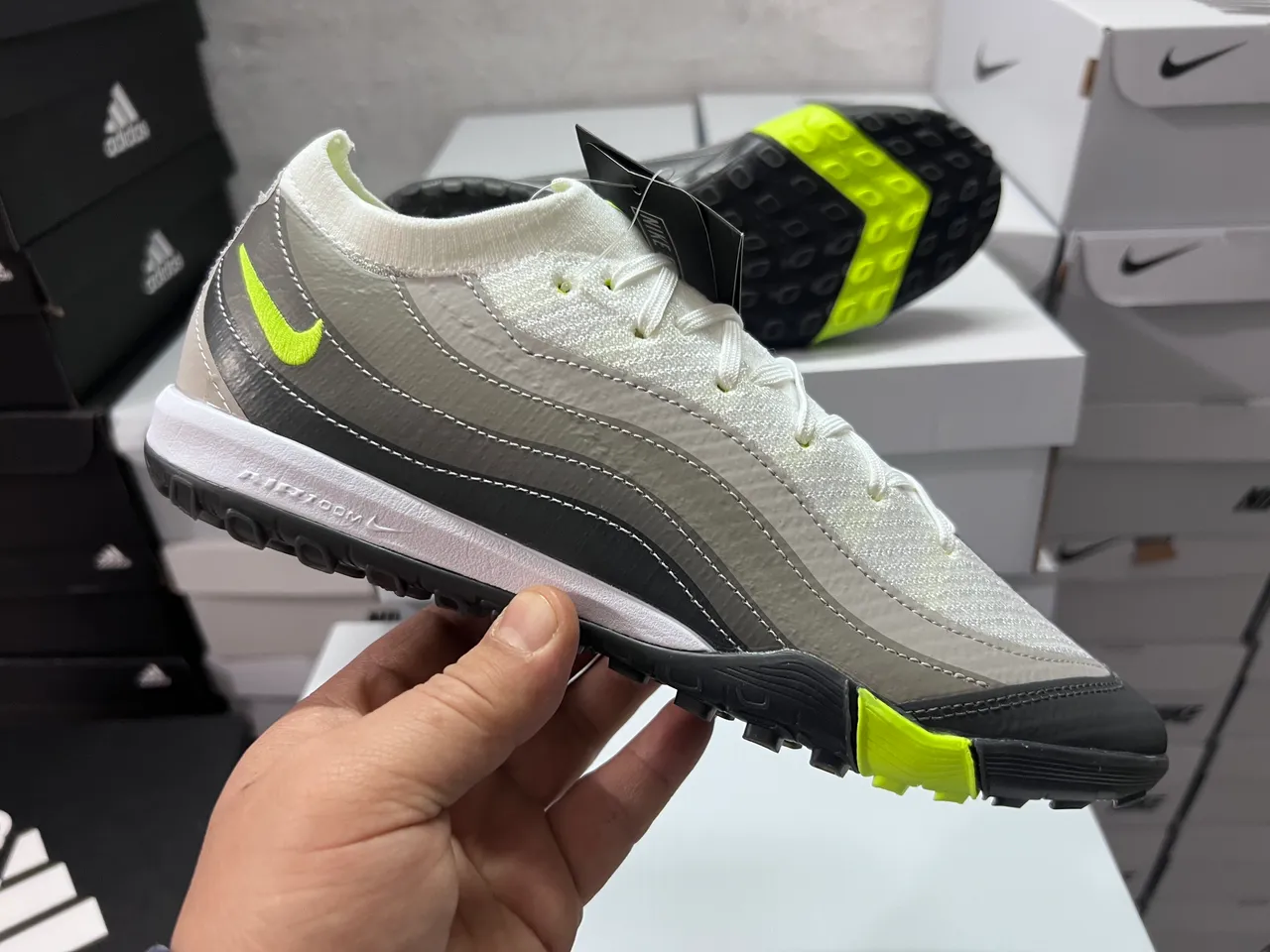 Nike Chaussures de football turf avec tige tricotée blanc et gris, panneaux de superposition synthétique 9