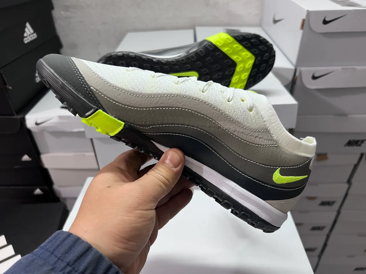 Nike Chaussures de football turf avec tige tricotée blanc et gris, panneaux de superposition synthétique 11