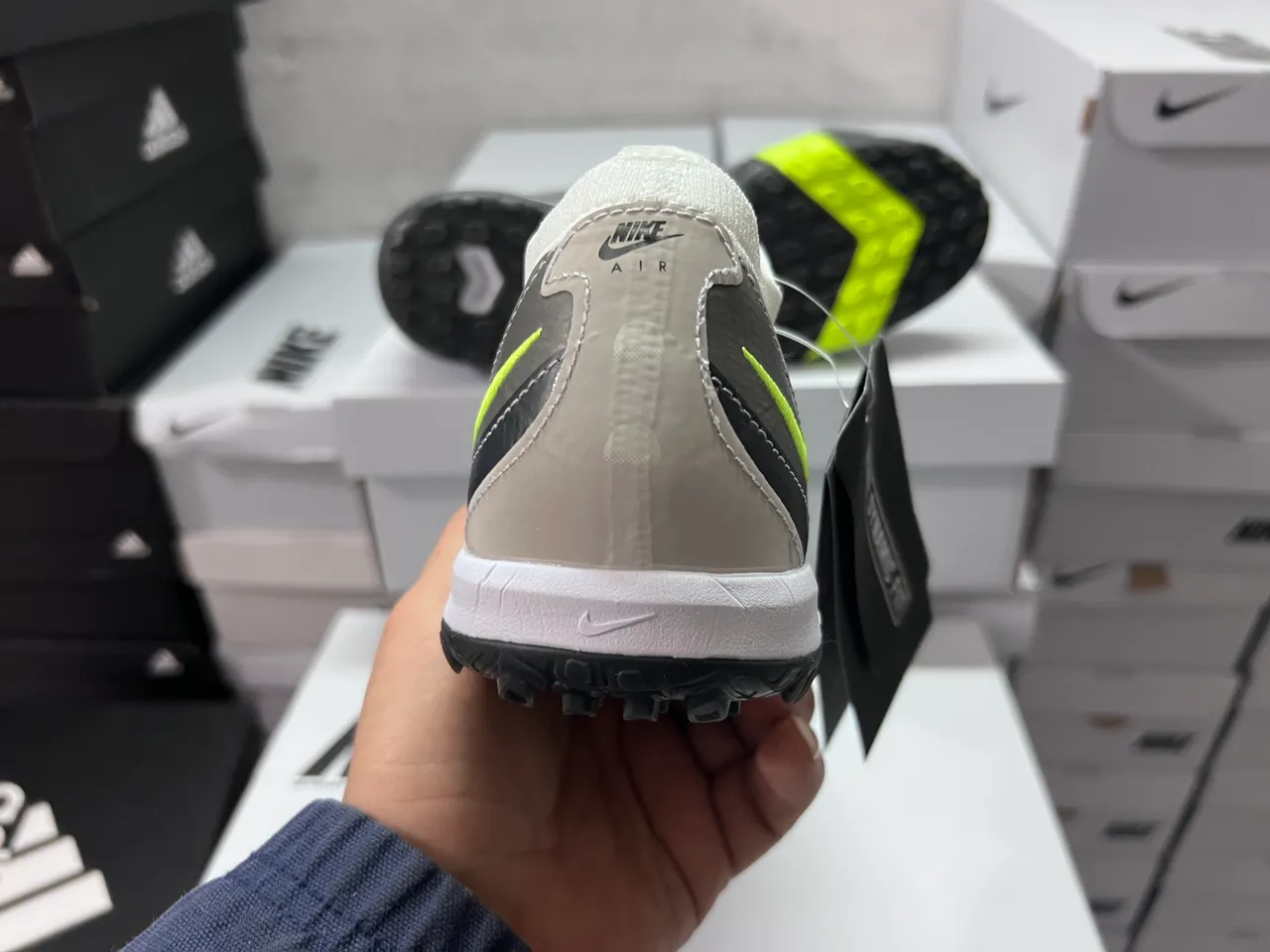 Nike Chaussures de football turf avec tige tricotée blanc et gris, panneaux de superposition synthétique 12