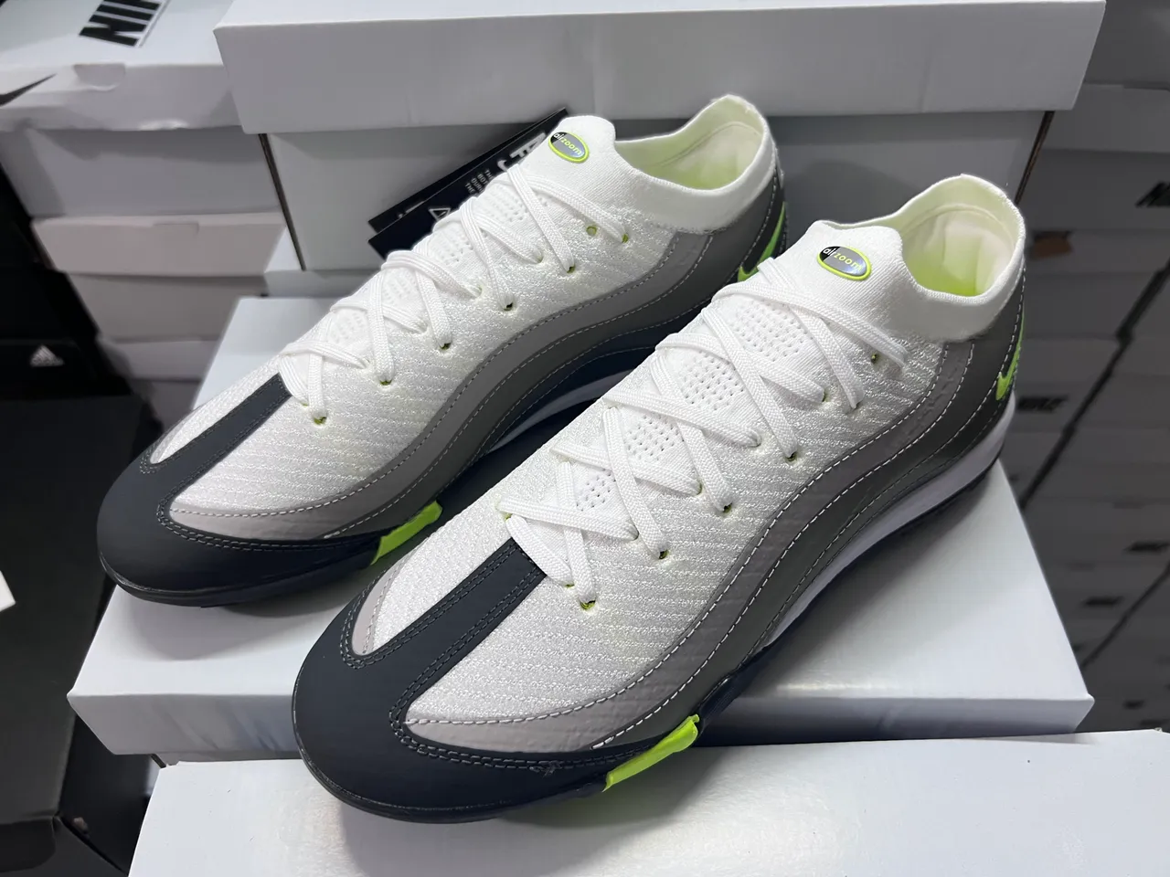 Nike Chaussures de football turf avec tige tricotée blanc et gris, panneaux de superposition synthétique 14