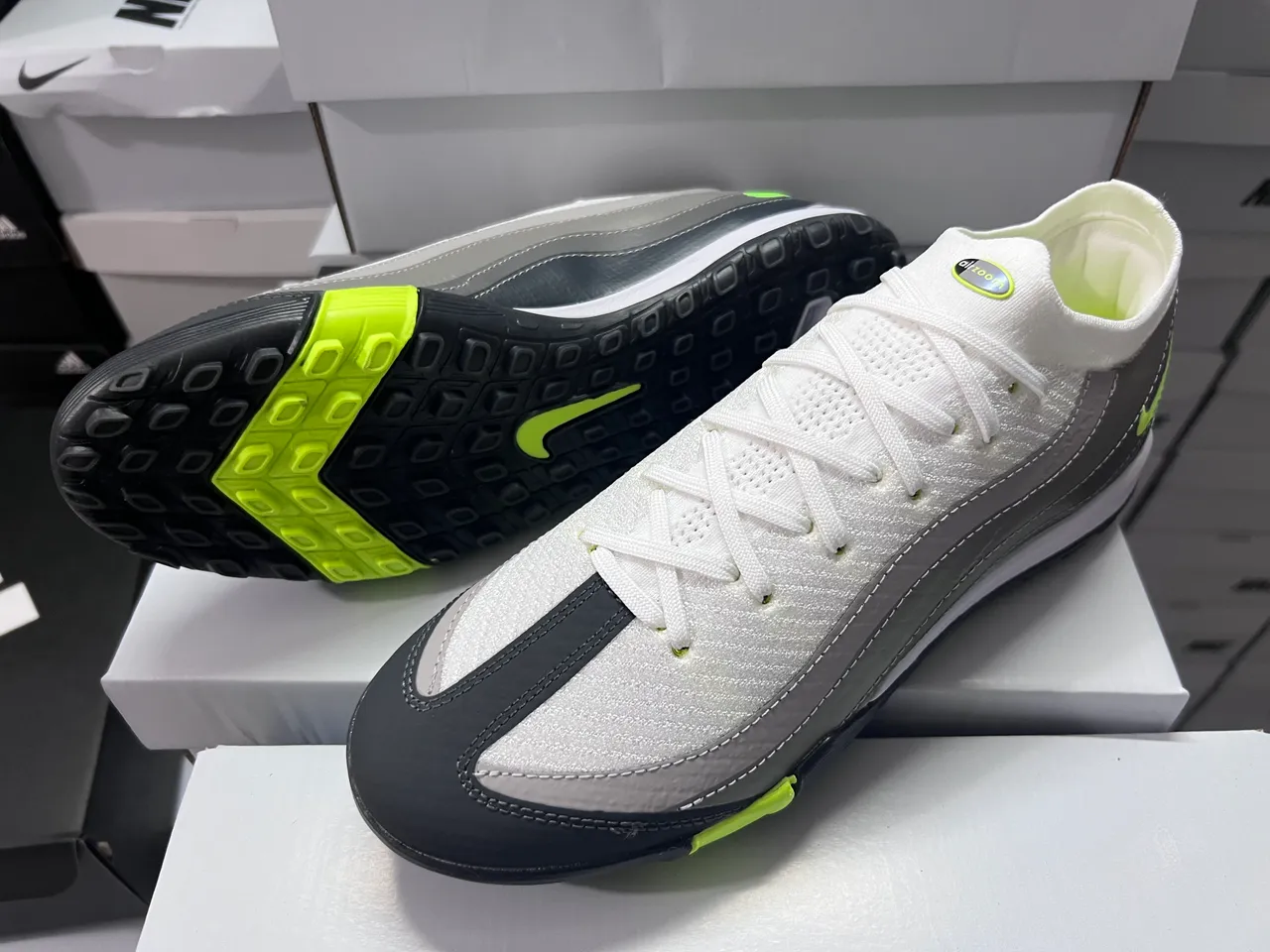Nike Chaussures de football turf avec tige tricotée blanc et gris, panneaux de superposition synthétique 15