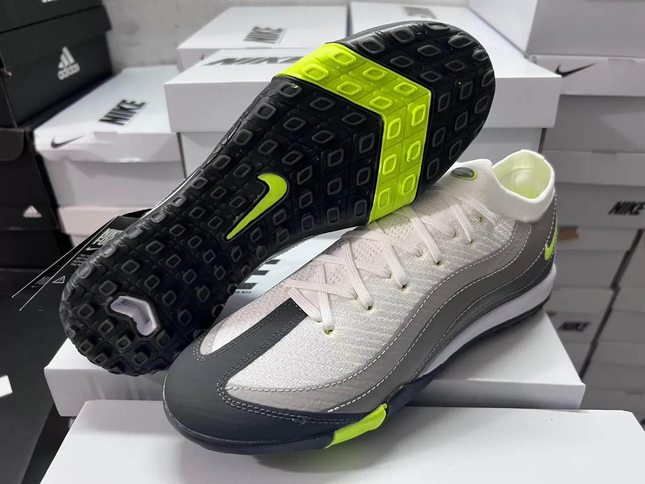 Nike Chaussures de football turf avec tige tricotée blanc et gris, panneaux de superposition synthétique 16