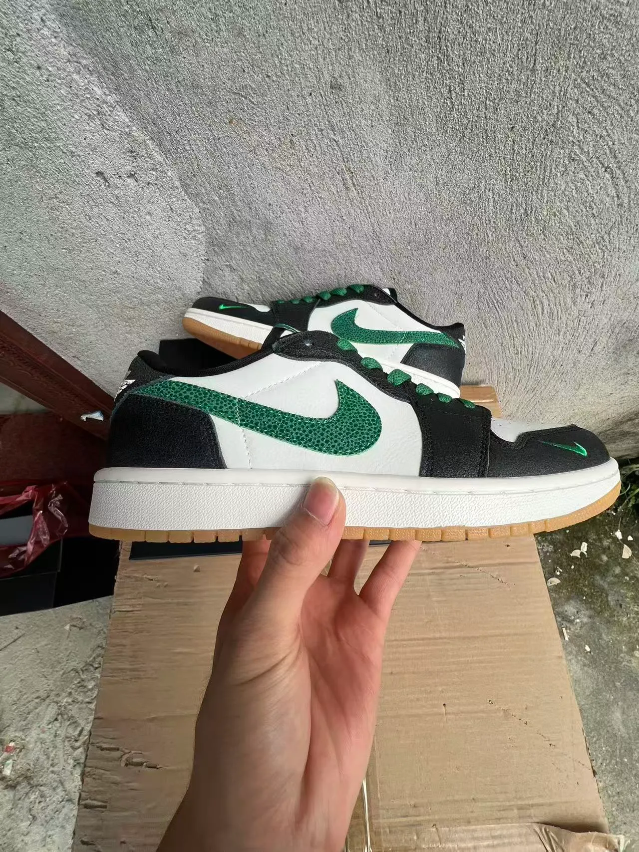 Nike White Green Low-Top Leather And Textured Synthetic Upper Lifestyle Sneakers 7