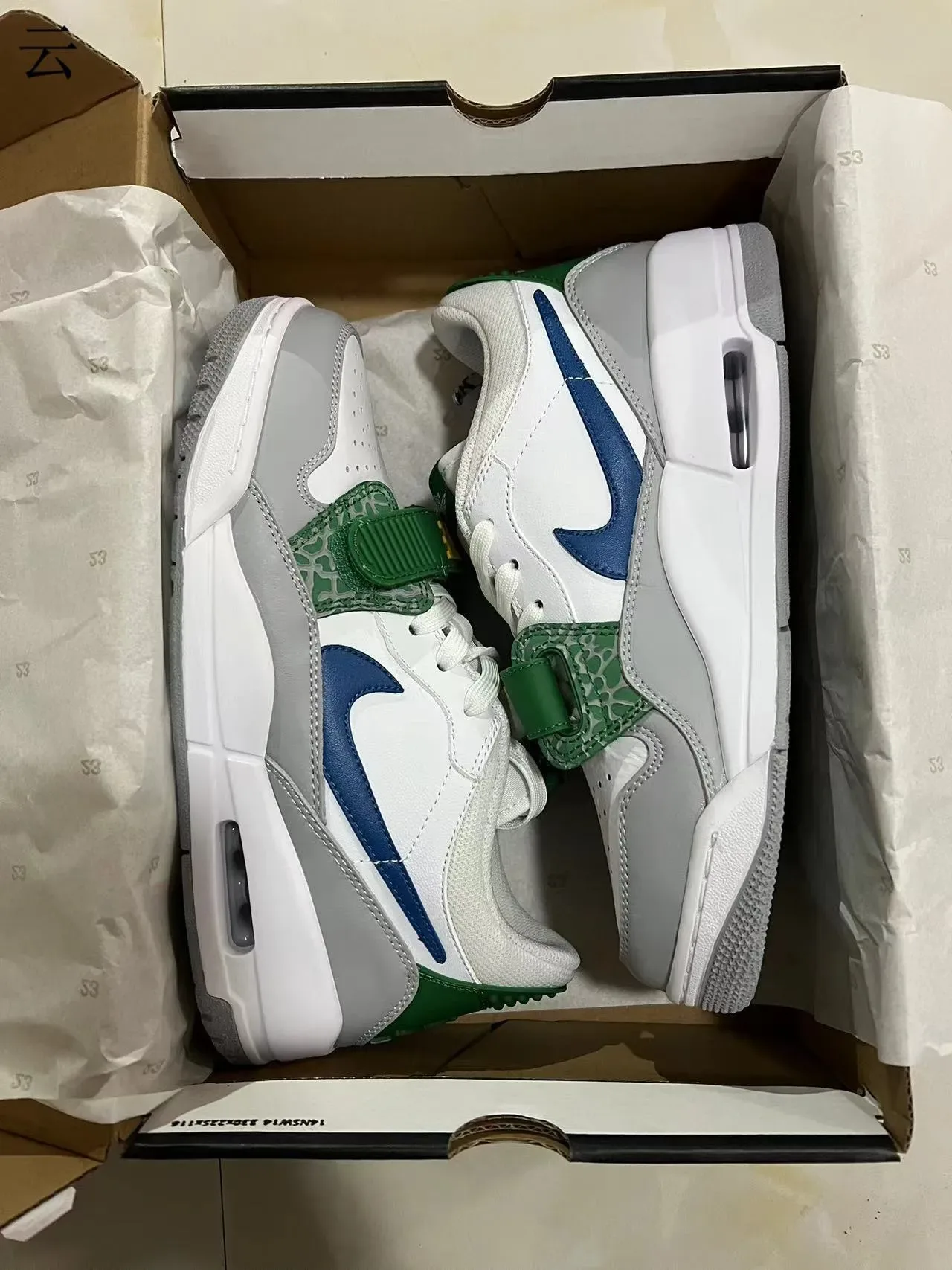 Nike White Green Low-Top Strapped Lifestyle Sneakers 9