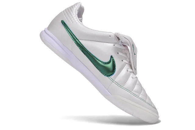 Nike Sapatos de futebol indoor branco e verde com empeite sintético acolchoado e Swoosh metálico 2
