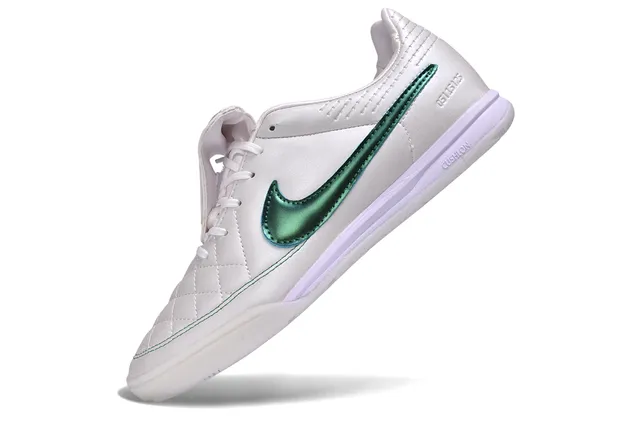 Nike Sapatos de futebol indoor branco e verde com empeite sintético acolchoado e Swoosh metálico 3