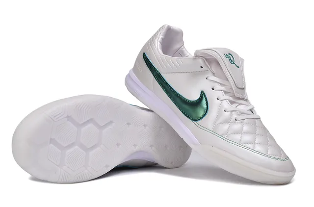 Nike Sapatos de futebol indoor branco e verde com empeite sintético acolchoado e Swoosh metálico 4