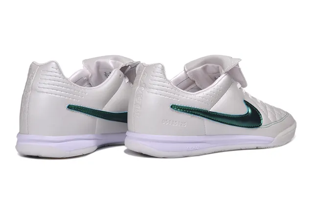 Nike Sapatos de futebol indoor branco e verde com empeite sintético acolchoado e Swoosh metálico 5