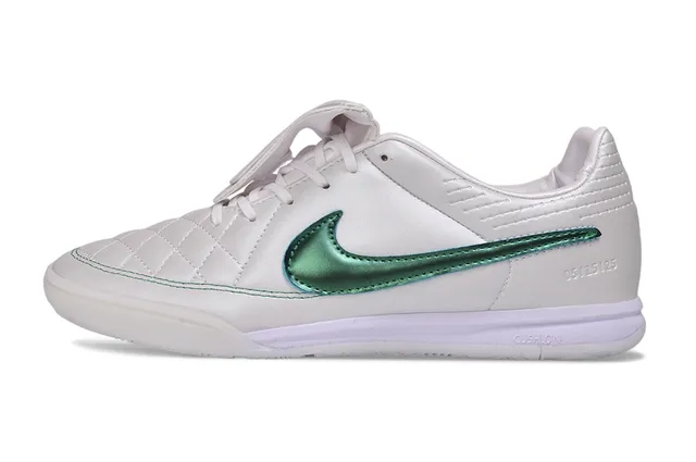 Nike Sapatos de futebol indoor branco e verde com empeite sintético acolchoado e Swoosh metálico 6