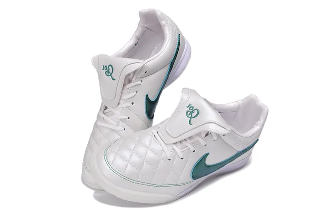 Nike Sapatos de futebol indoor branco e verde com empeite sintético acolchoado e Swoosh metálico 7