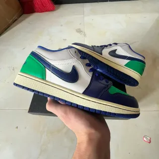 Nike White Navy Low-Top Leather Upper Lifestyle Sneakers